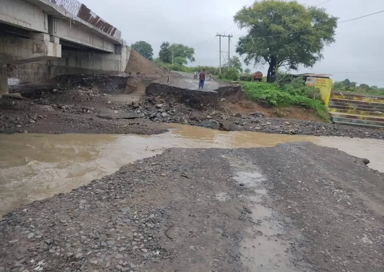 आधी रात धंसी एप्रोच रोड, बेगमगंज-सुल्तानगंज सड़क पर आवागमन पूरी तरह ठप