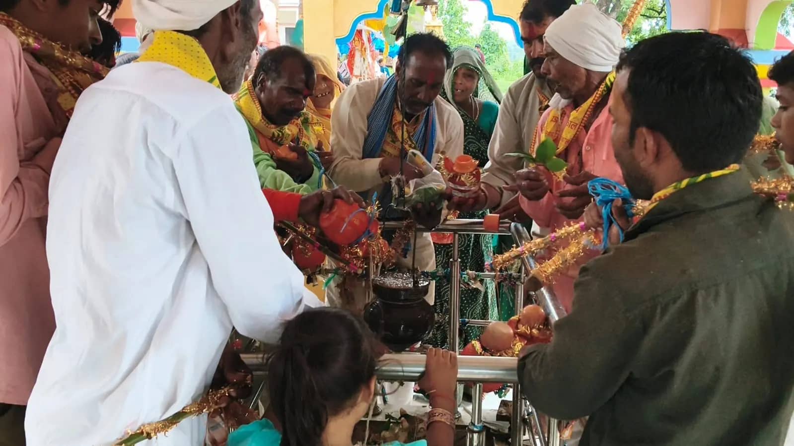 120 किमी पैदल कांवड़ यात्रा पूरी कर मानपुर टेकरी पहुंचे श्रद्धालु, नर्मदा जल से किया भगवान शिव का अभिषेक
