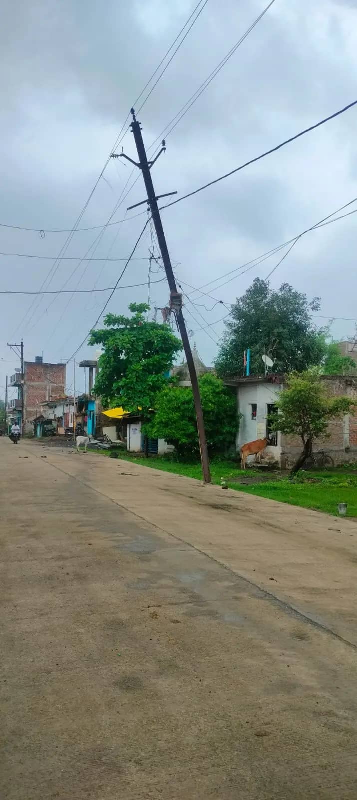 बेगमगंज में अधूरी सड़क बनी लोगों की परेशानी, हर दिन हादसे का खतरा