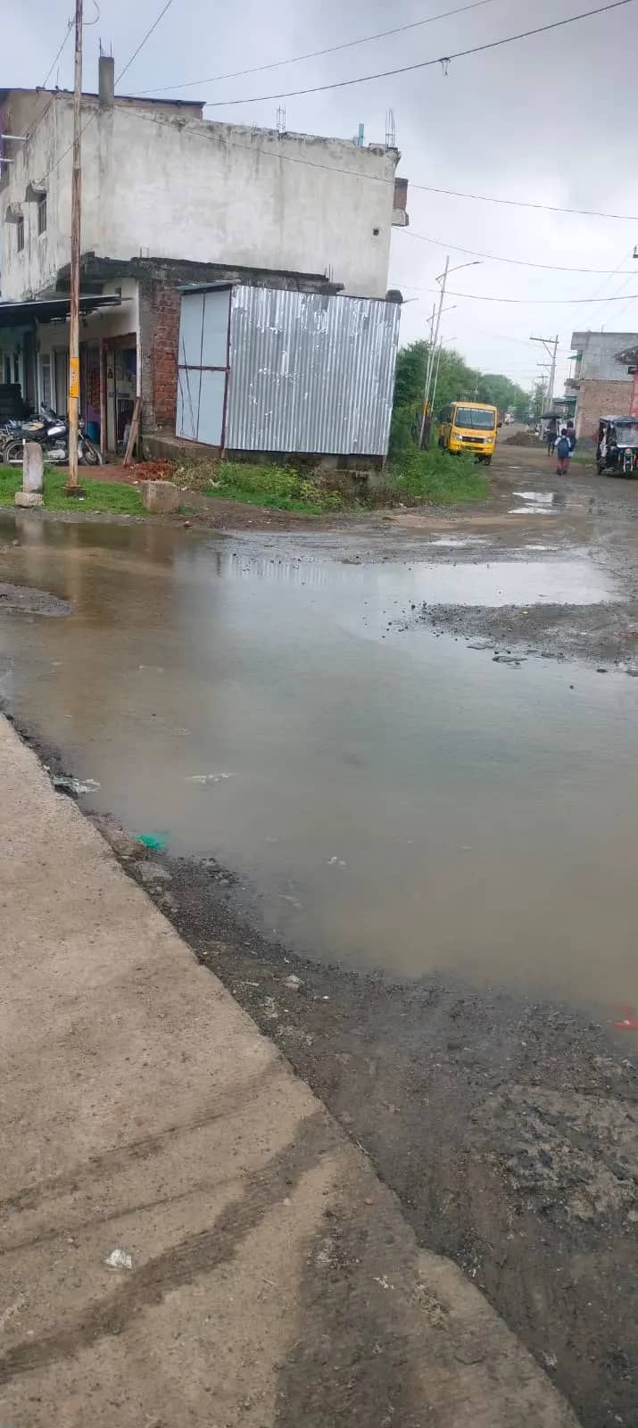 बेगमगंज में अधूरी सड़क बनी लोगों की परेशानी, हर दिन हादसे का खतरा