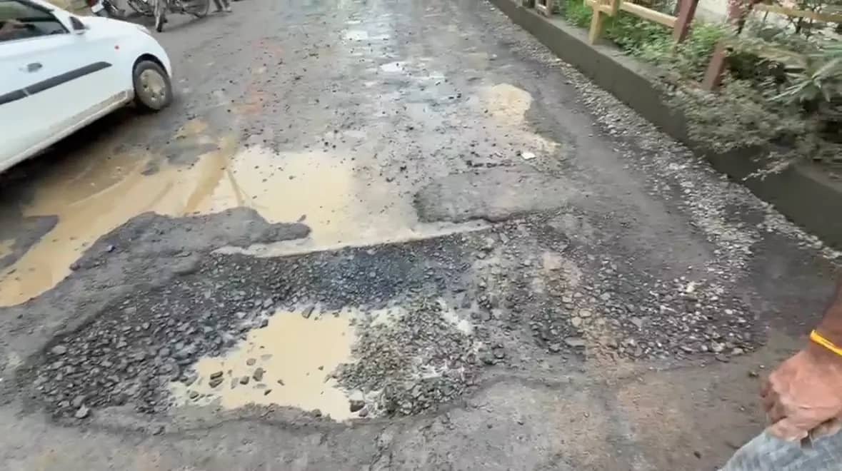 सागर-भोपाल मुख्य मार्ग पर गड्ढे ही गड्ढे, प्रशासन मौन; संजय राय ने खुद संभाला फावड़ा