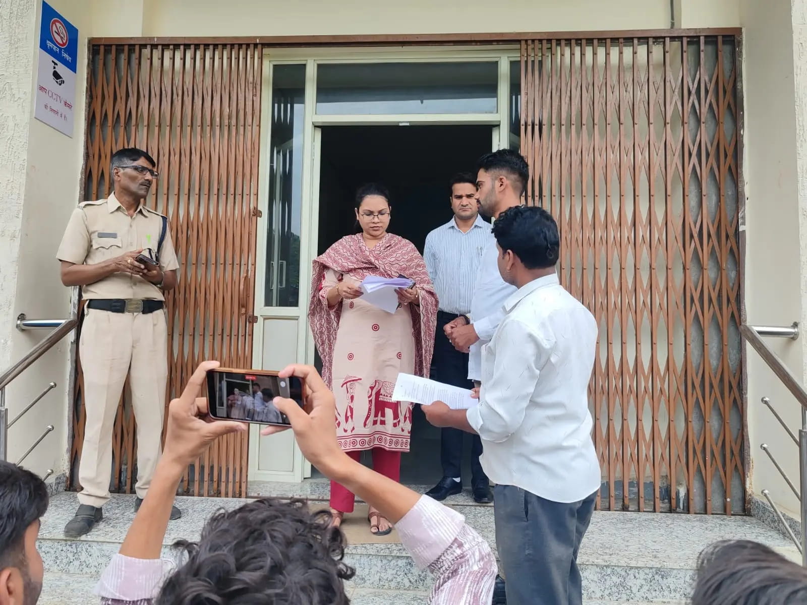 बेगमगंज-कचरे के ढेर से ग्रामीण बेहाल, आवारा कुत्तों का आतंक; एसडीएम को ज्ञापन देकर आंदोलन की चेतावनी