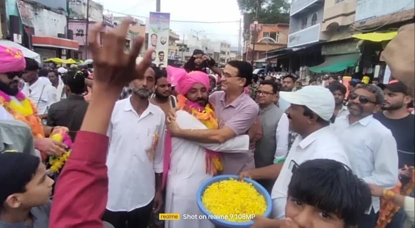 बेगमगंज में ईद मिलादुन्नबी के जुलूस में अकीदत और उत्साह से शामिल हुए लोग, पुष्प वर्षा कर भाईचारे का दिया संदेश
