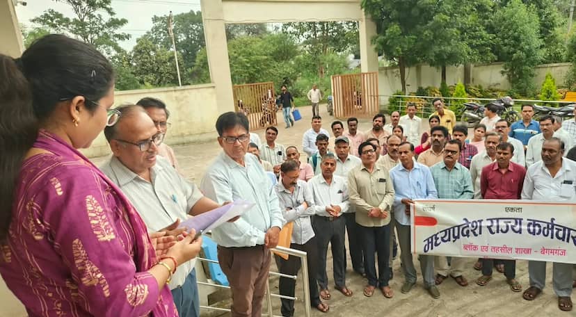 बेगमगंज में कर्मचारियों का विभिन्न मांगों को लेकर प्रदर्शन, प्रधानमंत्री और मुख्यमंत्री के नाम सौंपे ज्ञापन