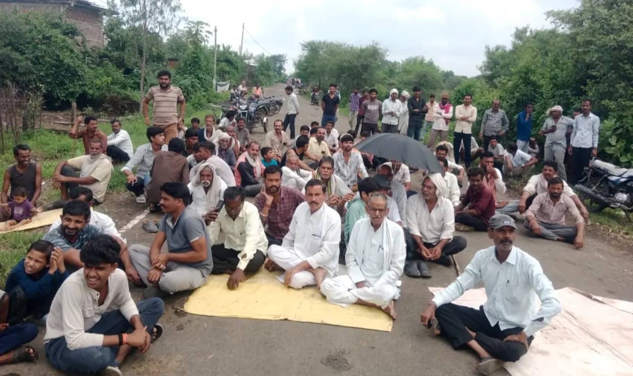 सुल्तानगंज के गोरखी में शराब दुकान के विरोध में सड़कों पर उतरे ग्रामीण, एक घंटा चक्काजाम