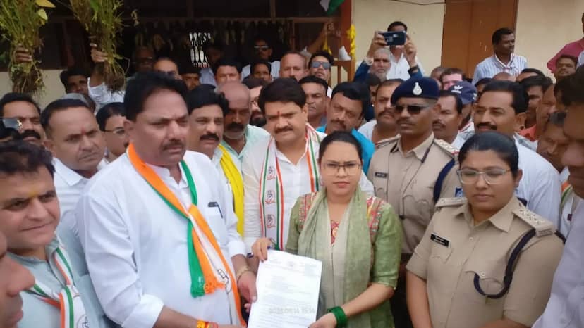 बेगमगंज में किसानों के मुद्दे पर कांग्रेस की बड़ी ट्रैक्टर रैली, हजारों कार्यकर्ताओं ने सरकार के खिलाफ किया प्रदर्शन