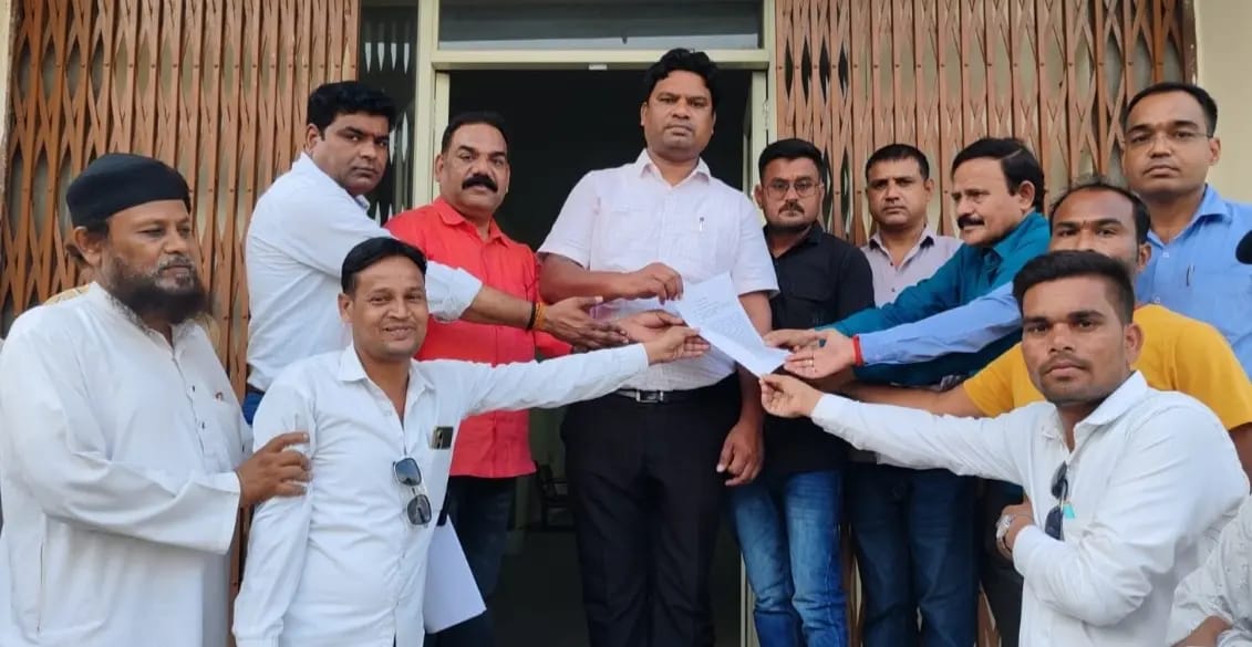 बेगमगंज में पत्रकार और उनके भाई से मारपीट, अपहरण का आरोप; कार्रवाई की मांग को लेकर पत्रकारों ने सौंपा ज्ञापन