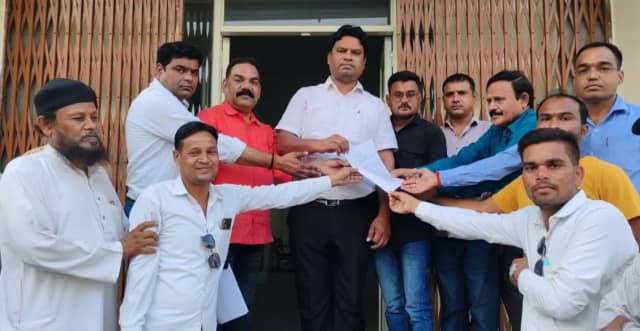 बेगमगंज में पत्रकार और उनके भाई से मारपीट, अपहरण का आरोप; कार्रवाई की मांग को लेकर पत्रकारों ने सौंपा ज्ञापन