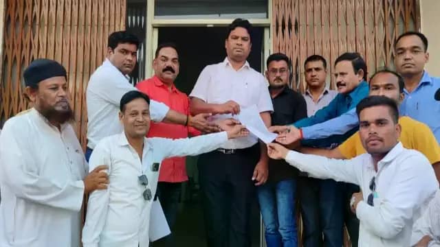 बेगमगंज में पत्रकार और उनके भाई से मारपीट, अपहरण का आरोप; कार्रवाई की मांग को लेकर पत्रकारों ने सौंपा ज्ञापन