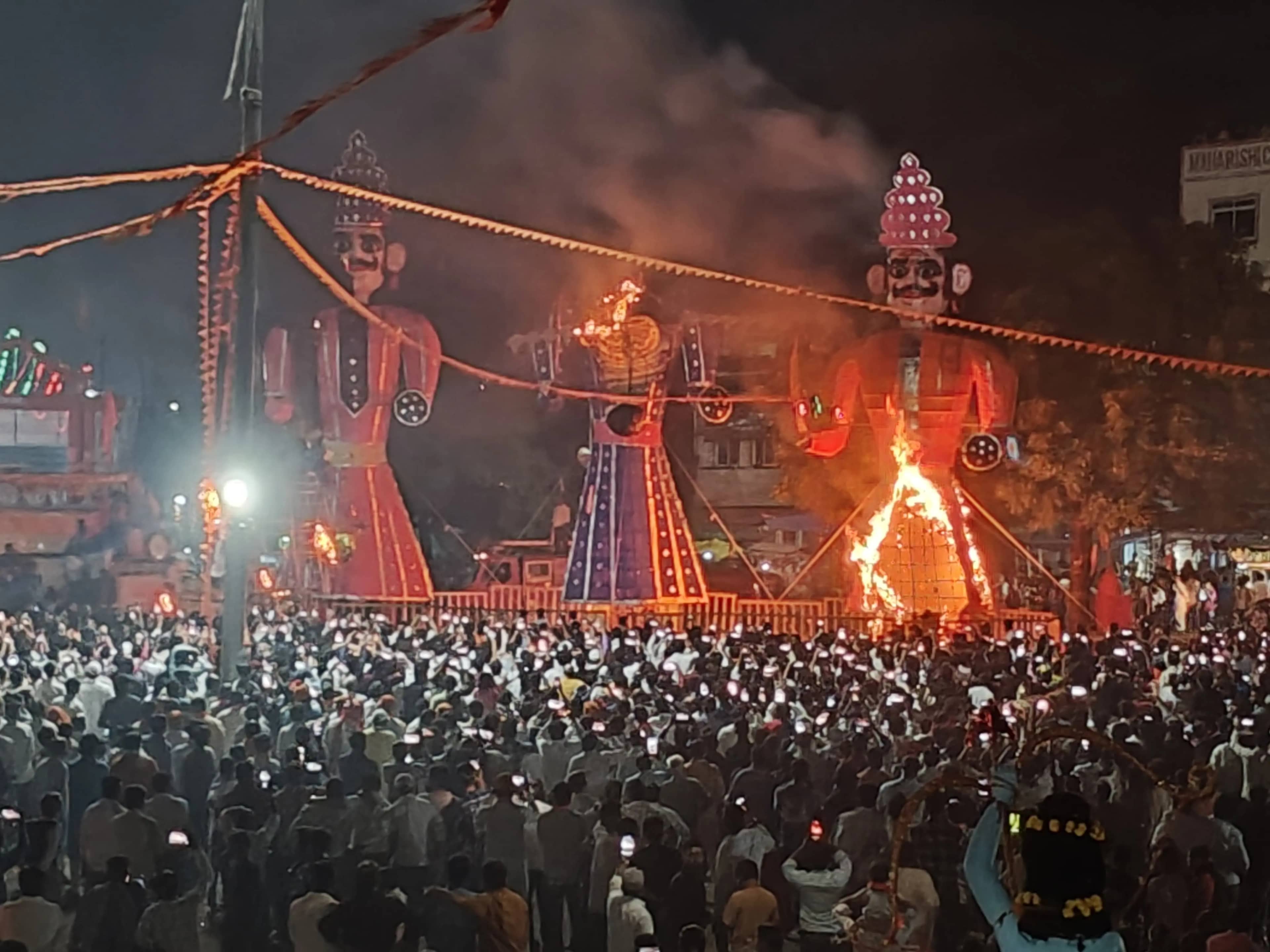 बेगमगंज में जय श्रीराम के उद्घोष के बीच 61 फीट के रावण का दहन, आतिशबाजी से जगमगाया आसमान