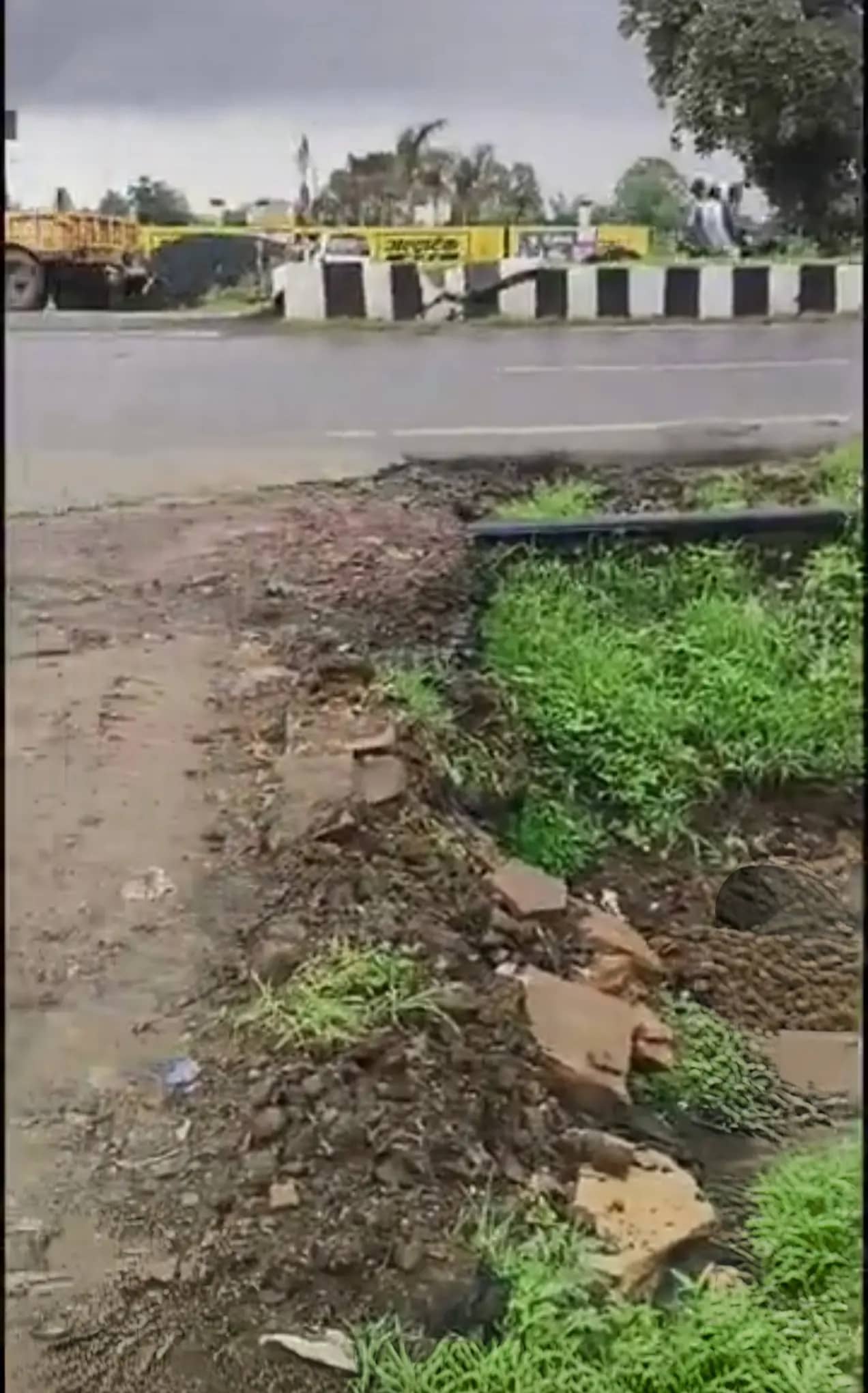 धंसी सड़क और टूटी पुलिया बनी हादसों का कारण, जिम्मेदारी तय न होने से जनता परेशान