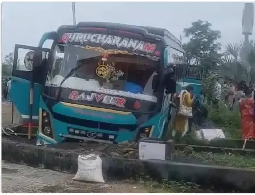 रायसेन में बाइक सवारों को बचाने में बेकाबू हुई बस, डिवाइडर से टकराई; टला बड़ा हादसा