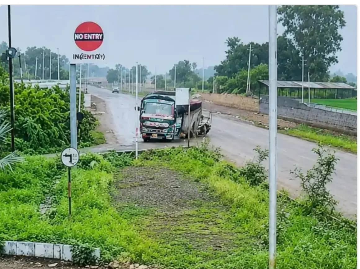 रायसेन में बाइक सवारों को बचाने में बेकाबू हुई बस, डिवाइडर से टकराई; टला बड़ा हादसा