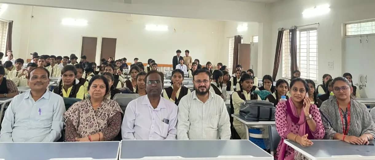 रायसेन में विद्यार्थियों को कानून, नवाचार और उद्यमिता के करियर अवसरों की दी जानकारी