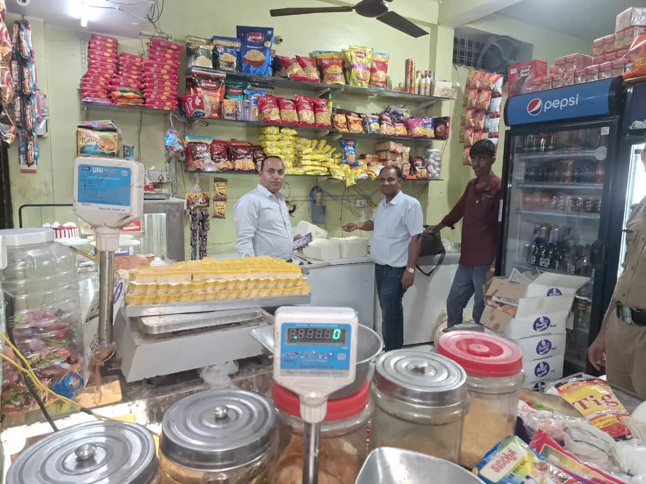 त्योहार से पहले मावा-पनीर पर एक्शन! रात में प्लांट पहुंची खाद्य विभाग की टीम और 20 हजार का माल किया जब्त