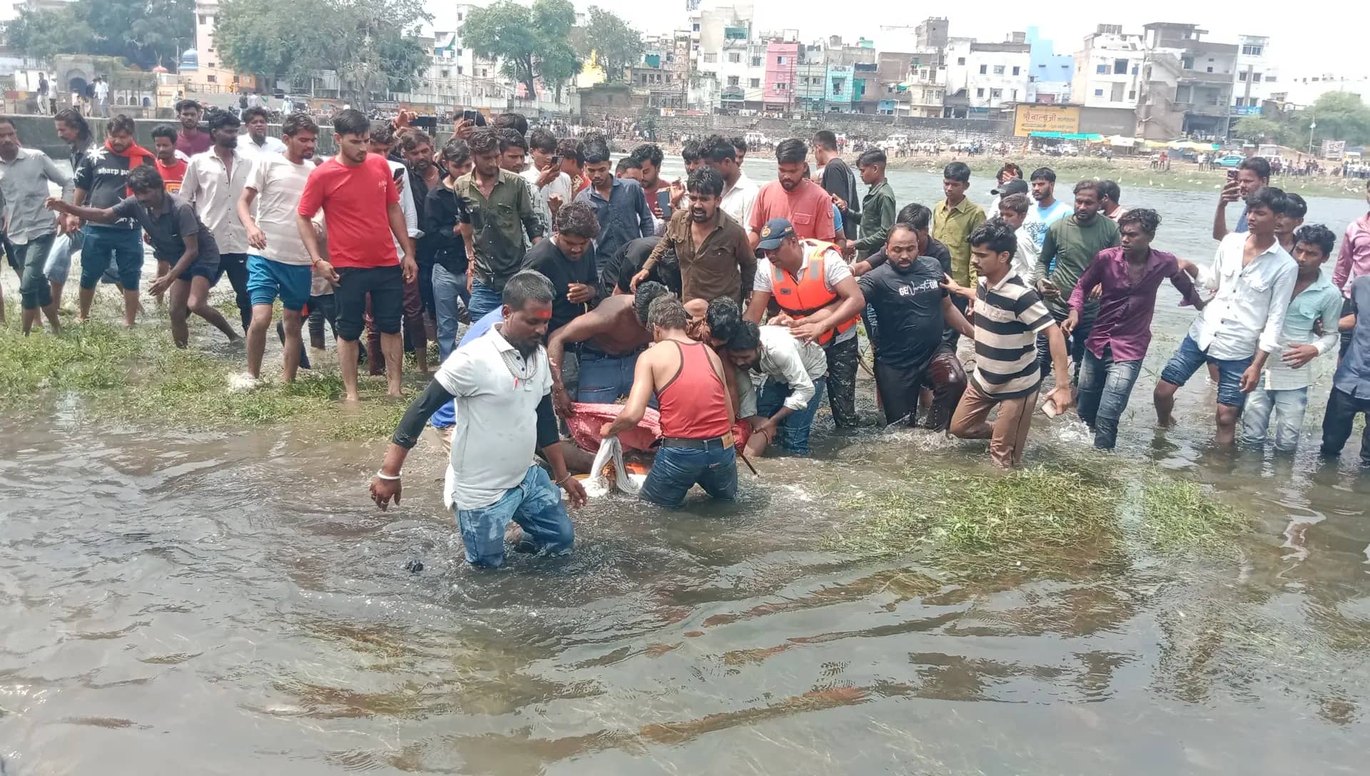 खिलचीपुर में गाड़गंगा नदी के पुल के पास नाले में फंसा युवक, रेस्क्यू के बाद अस्पताल में मृत घोषित