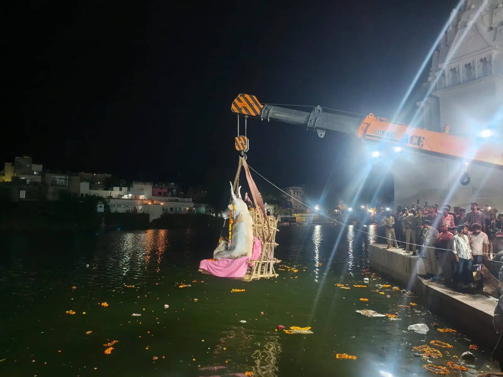 खिलचीपुर में डीजे और जयकारों के बीच बप्पा को विदाई, गाड़गंगा नदी में क्रेन से बड़ी प्रतिमाओं का विसर्जन