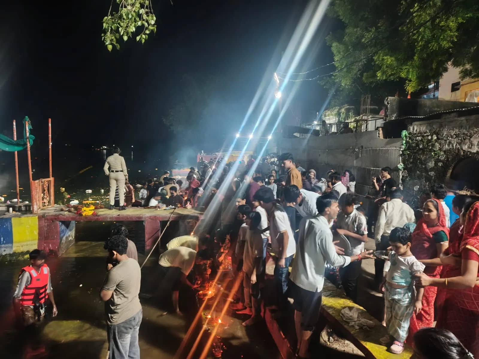खिलचीपुर में डीजे और जयकारों के बीच बप्पा को विदाई, गाड़गंगा नदी में क्रेन से बड़ी प्रतिमाओं का विसर्जन