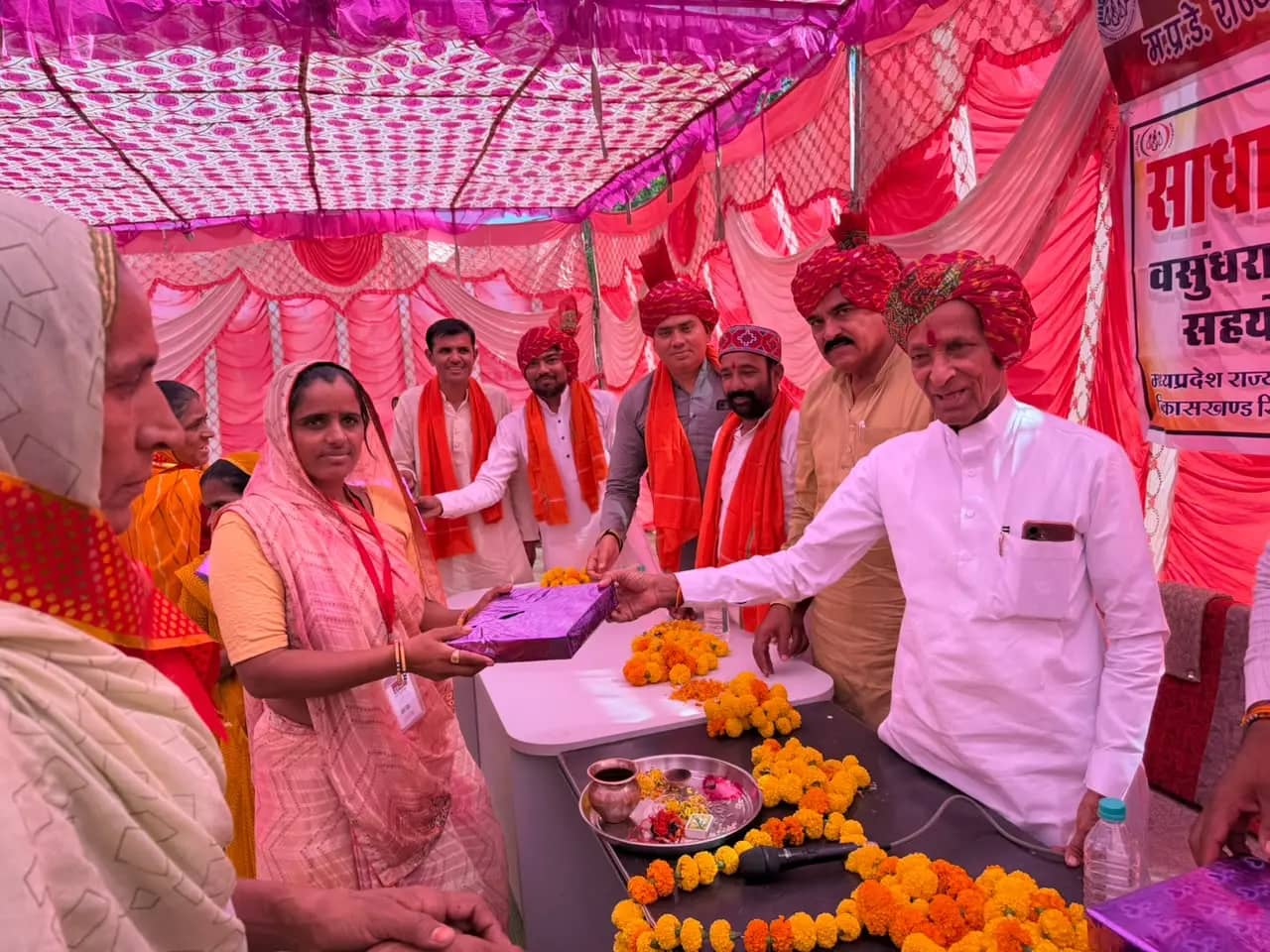 खिलचीपुर: विधायक हजारीलाल दांगी ने 5 लाख की पुलिया का किया भूमिपूजन, स्व-सहायता समूह की महिलाओं को किया सम्मानित