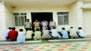 खिलचीपुर में जुए के अड्डे पर पुलिस की दबिश, 8 आरोपी पकड़े; ₹2.75 लाख का मशरूका जब्त