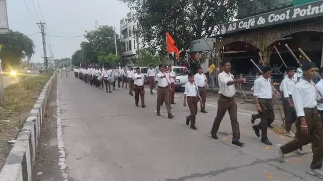 खिलचीपुर में RSS का पथ संचलन! घोष की धुन पर कदमताल करते निकले स्वयंसेवक, जगह-जगह हुई पुष्पवर्षा
