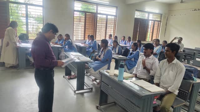लोक शिक्षण आयुक्त अभिषेक सिंह का डोलरिया स्कूल में औचक निरीक्षण, 100% बोर्ड रिजल्ट का दिया लक्ष्य