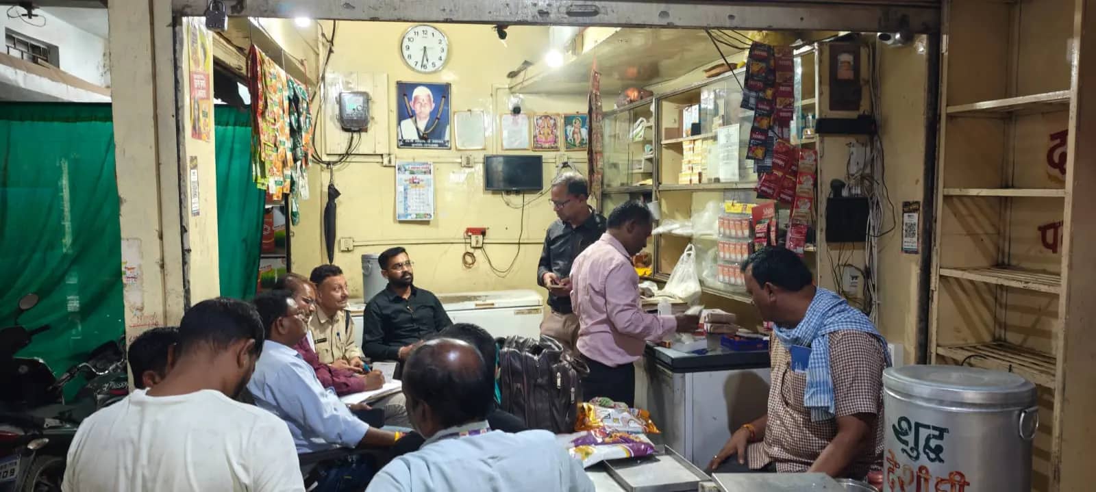 सिवनी मालवा में त्योहारों से पहले खाद्य सुरक्षा को लेकर प्रशासन अलर्ट, ब्रजवासी डेयरी से लिए सैंपल