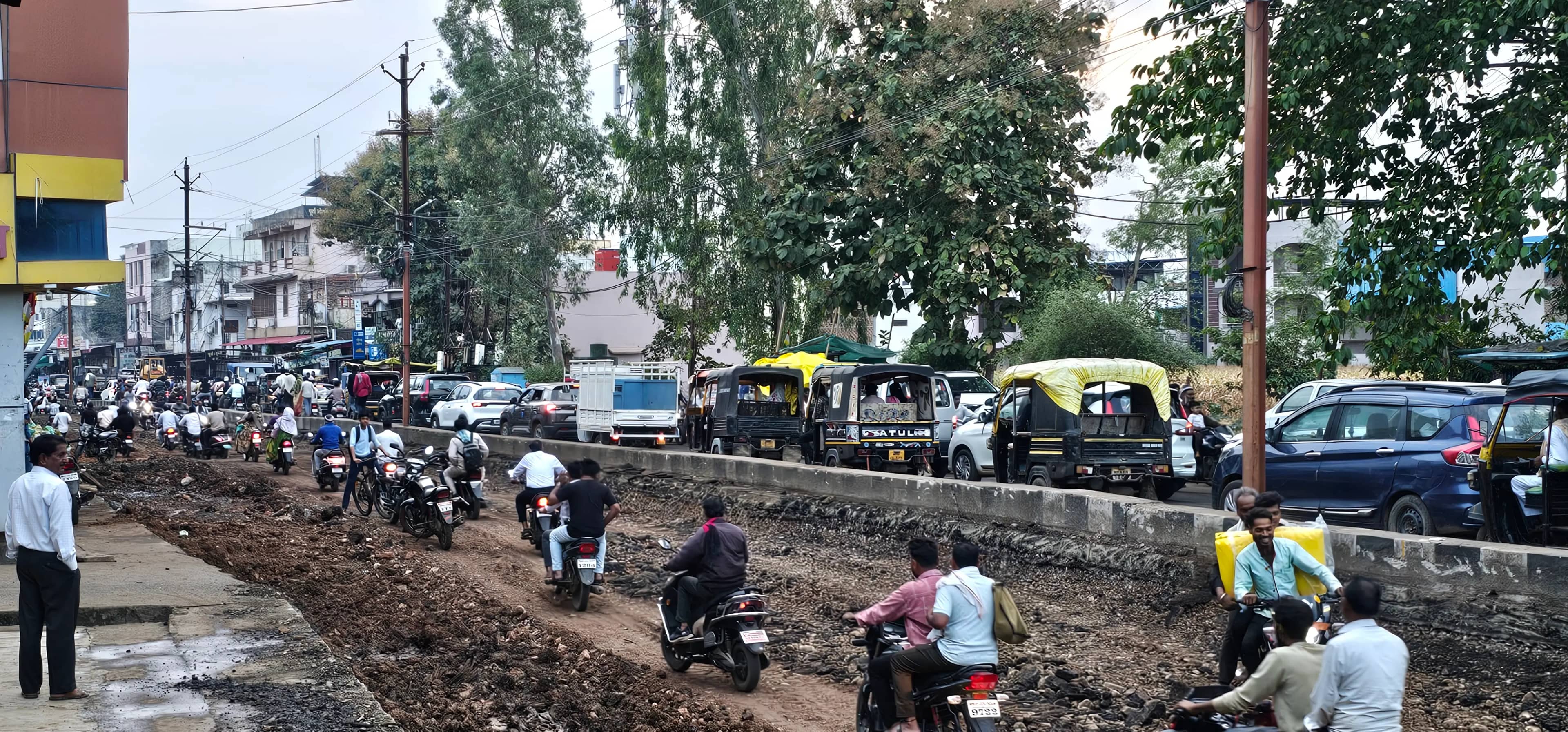 सिवनी मालवा में जाम से बेहाल लोग, तीन बार फंसी एंबुलेंस; करवा चौथ पर भी व्यवस्था नदारद