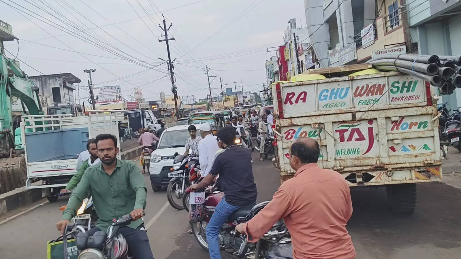सिवनी मालवा में जाम से बेहाल लोग, तीन बार फंसी एंबुलेंस; करवा चौथ पर भी व्यवस्था नदारद