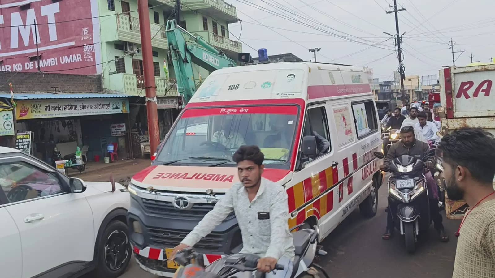 सिवनी मालवा में जाम से बेहाल लोग, तीन बार फंसी एंबुलेंस; करवा चौथ पर भी व्यवस्था नदारद
