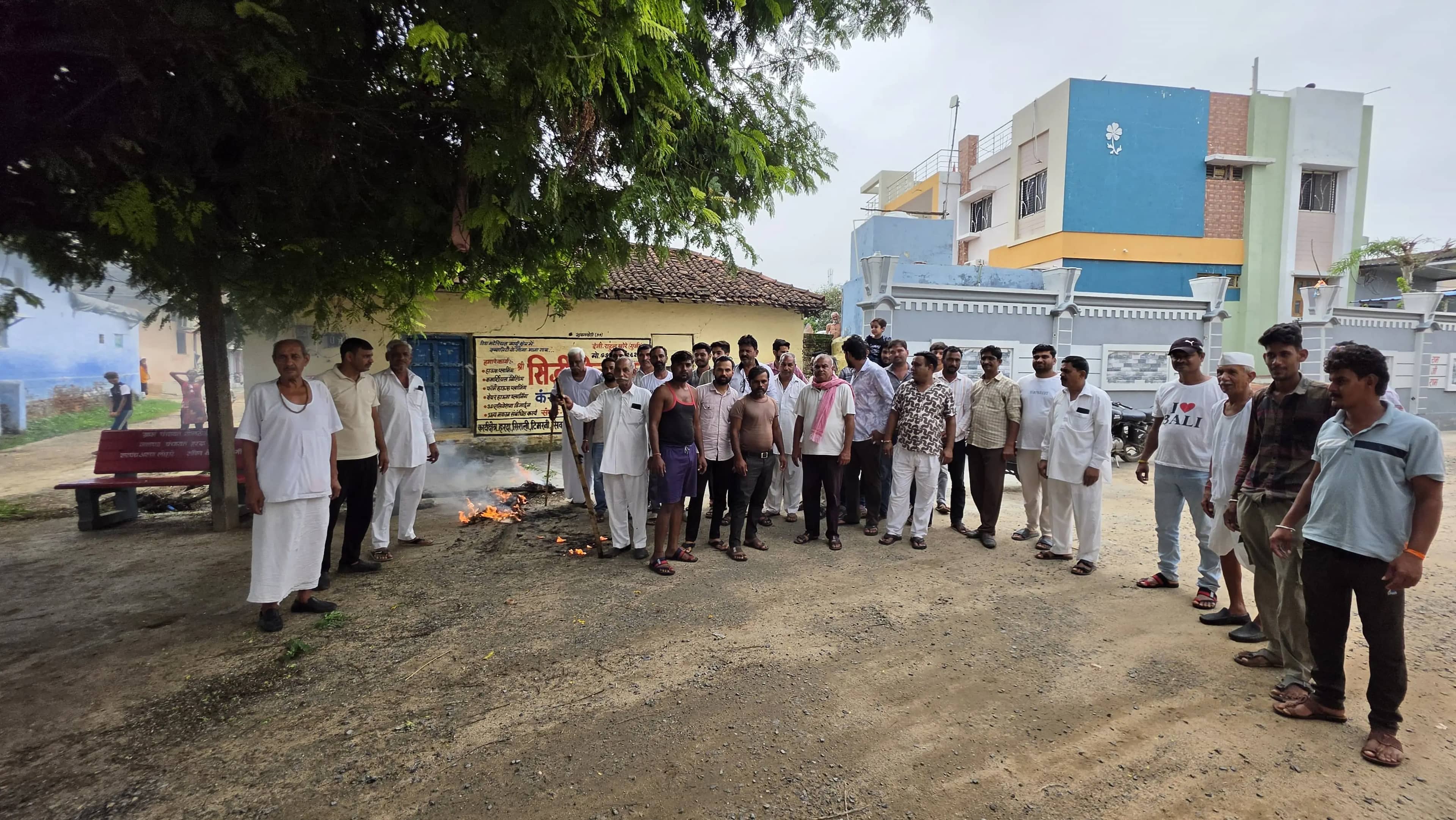 थाली-ताली बजाकर किया प्रदर्शन, चक्काजाम की तैयारी में जुटे