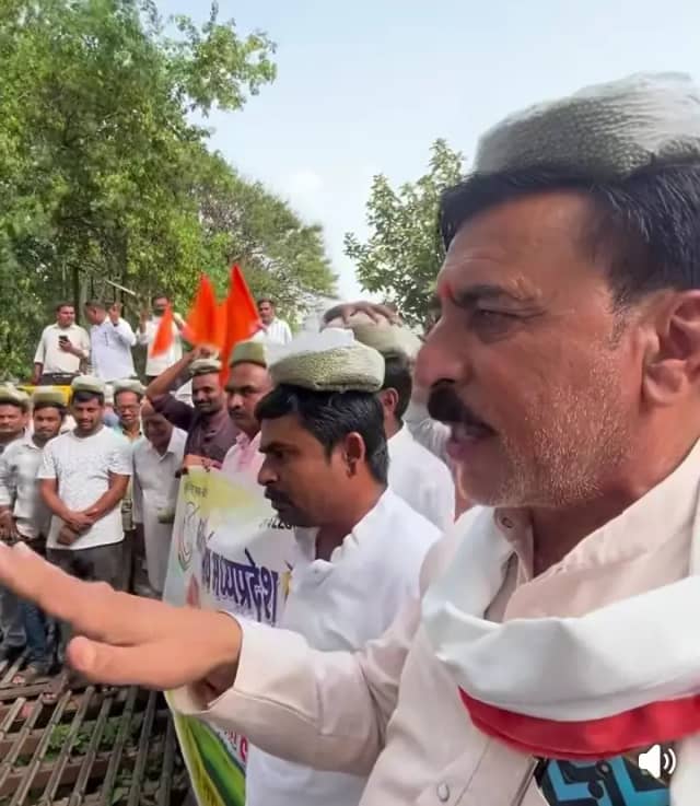 सिर पर मूंग रख कलेक्ट्रेट पहुंचे; अब जल सत्याग्रह और हाईवे जाम की तैयारी