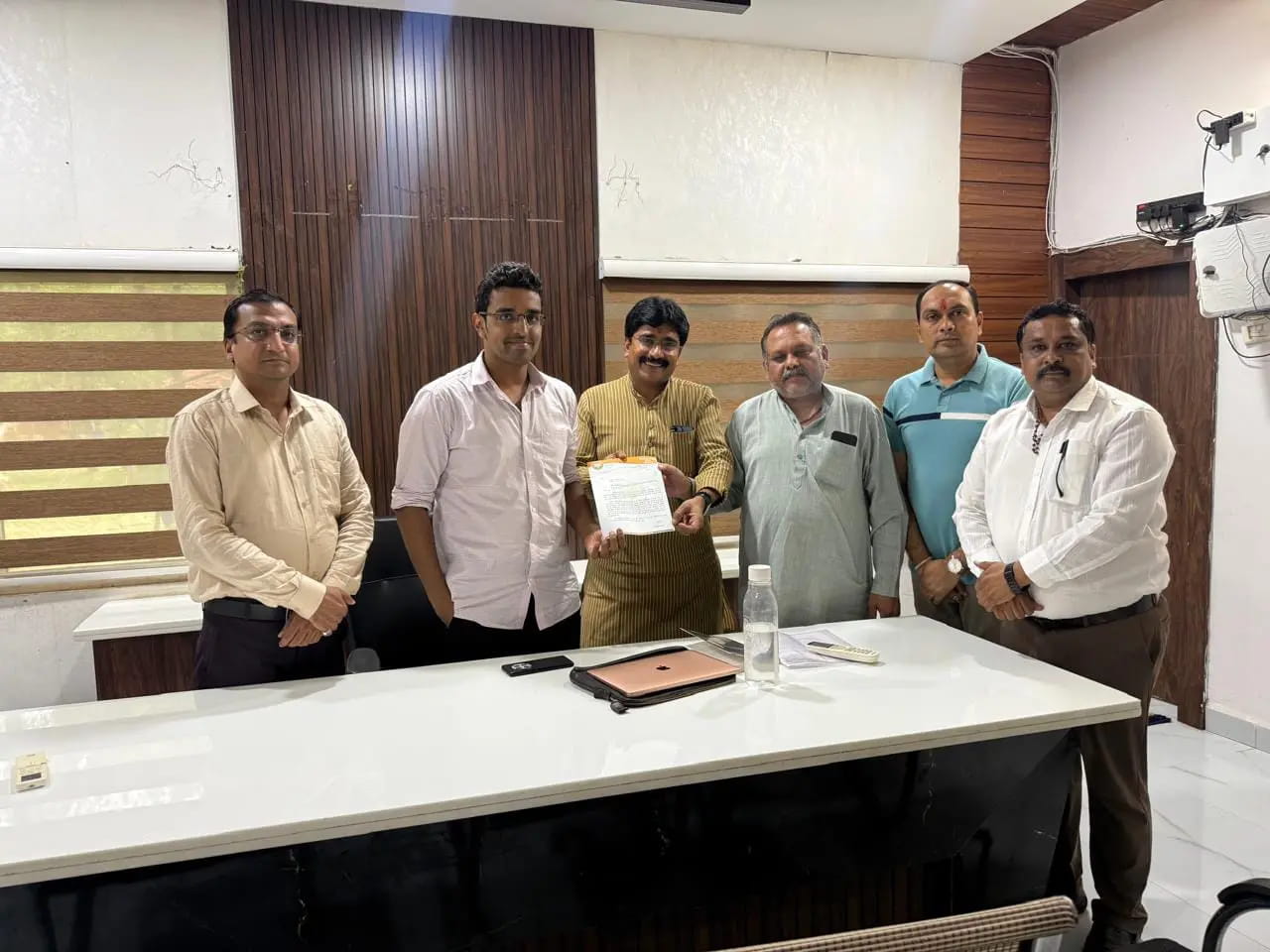 नगर पालिका अध्यक्ष से अभद्रता का मामला, बीजेपी कार्यकर्ताओं ने कलेक्टर को सौंपा ज्ञापन
