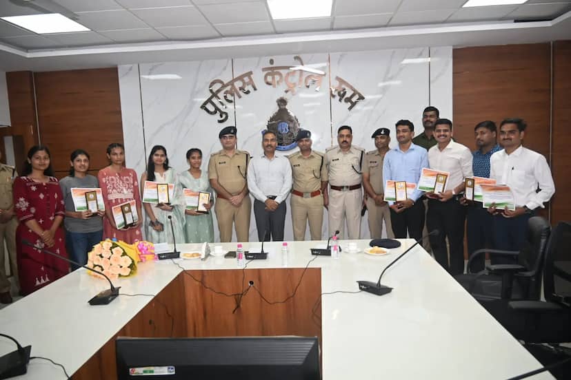 जबलपुर की ‘एसपी की पाठशाला’ से 10 अभ्यर्थियों का MP पुलिस SI में चयन, SP ने किया सम्मानित