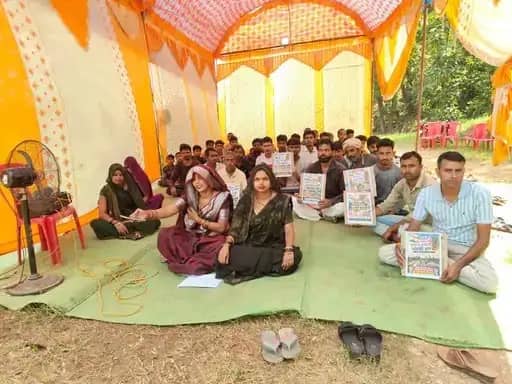 सीधी में सड़क के लिए सोशल मीडिया इन्फ्लुएंसर लीला साहू ग्रामीणों संग धरने पर बैठीं, निर्माण शुरू होने तक आंदोलन जारी रखने का ऐलान