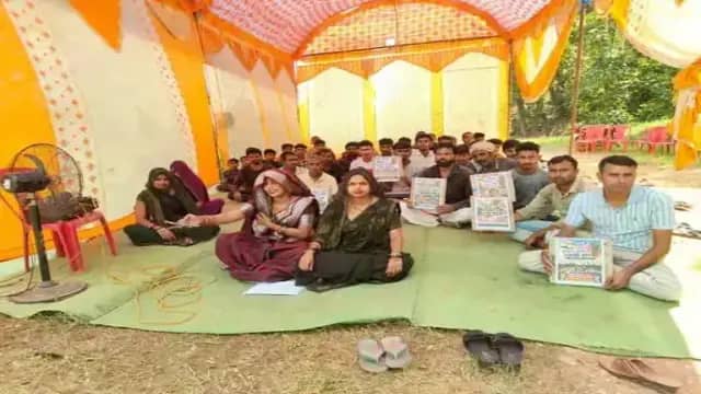 सीधी में सड़क के लिए सोशल मीडिया इन्फ्लुएंसर लीला साहू ग्रामीणों संग धरने पर बैठीं, निर्माण शुरू होने तक आंदोलन जारी रखने का ऐलान