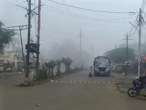 डिंडौरी में बारिश के बाद घने कोहरे की चादर, 40 मीटर से नीचे पहुंची विजिबिलिटी, सड़कों पर रेंगते नजर आए वाहन