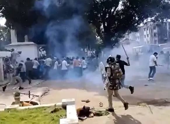 बालाघाट: किरनापुर थाने का घेराव, प्रदर्शनकारियों ने किया पथराव; पुलिस ने किया लाठीचार्ज
