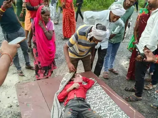 सतना में खदान के गहरे पानी में डूबे 13 वर्षीय किशोर का शव 34 घंटे बाद मिला, ग्रामीणों का प्रदर्शन