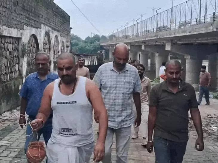 रीवा में पुतलों का अंतिम संस्कार कर अस्थि विसर्जन करने प्रयागराज रवाना हुए सवर्ण समाज के प्रदर्शनकारी