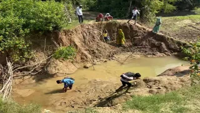 सीधी में बारिश ने खोली सड़क व्यवस्था की पोल, 200 आदिवासी परिवारों का संपर्क कटा; स्कूली बच्चों और मरीजों की बढ़ी परेशानी