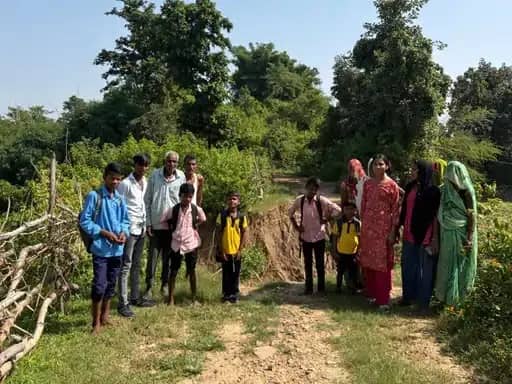 सीधी में बारिश ने खोली सड़क व्यवस्था की पोल, 200 आदिवासी परिवारों का संपर्क कटा; स्कूली बच्चों और मरीजों की बढ़ी परेशानी