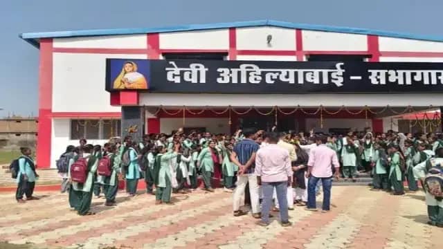 सीधी कन्या महाविद्यालय में 200 छात्राओं को बंधक बनाने के आरोप पर हंगामा, NSUI-ABVP आमने-सामने