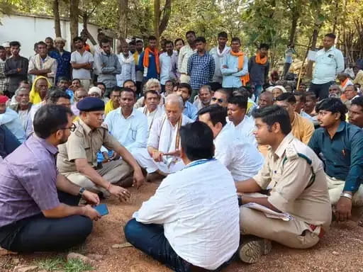 मझगवां में आदिवासी किसान का ट्रैक्टर जब्त, विधायक सुरेंद्र सिंह गहरवार ग्रामीणों के साथ धरने पर बैठे