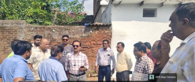 कटनी में एस्बेस्टस वेस्ट को लेकर जांच तेज, कैमोर में मिट्टी और पानी के नमूने लिए गए