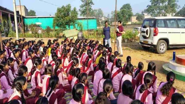 शहडोल: छात्रावास की बदहाली से परेशान 32 छात्राएं रात 3 बजे पैदल निकलीं, 16 किमी चलकर कलेक्टर से मिलने जा रहीं थीं