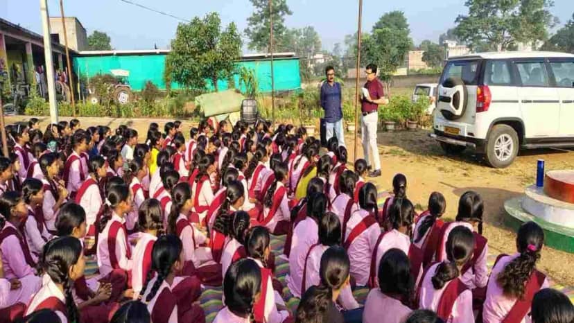 शहडोल: छात्रावास की बदहाली से परेशान 32 छात्राएं रात 3 बजे पैदल निकलीं, 16 किमी चलकर कलेक्टर से मिलने जा रहीं थीं
