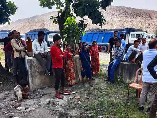 सिंगरौली: अमिलिया कोल माइंस के खिलाफ महिलाओं ने संभाला मोर्चा, वाहन रोककर किया प्रदर्शन