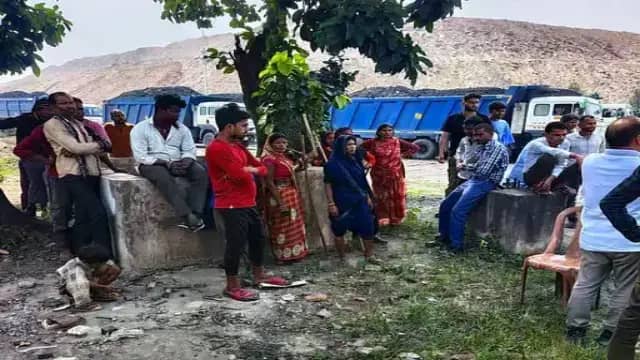 सिंगरौली: अमिलिया कोल माइंस के खिलाफ महिलाओं ने संभाला मोर्चा, वाहन रोककर किया प्रदर्शन