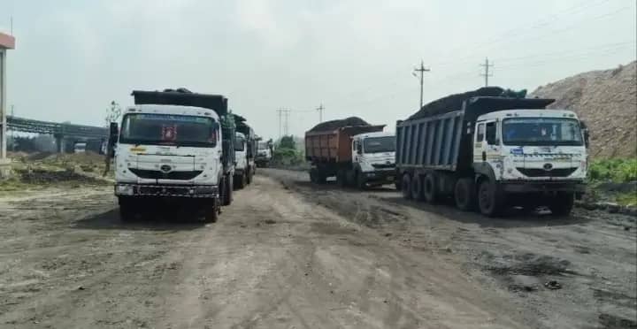 सिंगरौली: अमिलिया कोल माइंस के खिलाफ महिलाओं ने संभाला मोर्चा, वाहन रोककर किया प्रदर्शन